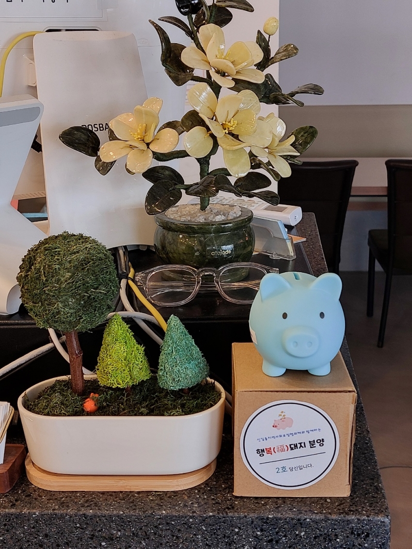 안산시 신길동 지사협, 상가·기관에 행복(福)돼지 나눔 추진
