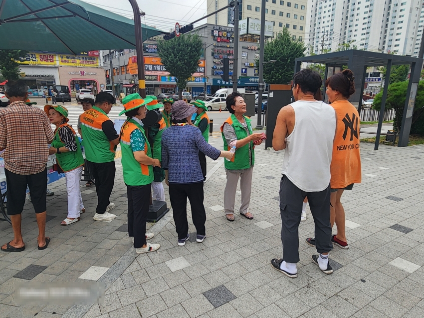 안산시 백운동 자율방재단, 라성사거리 생수 나눔 행사 개최