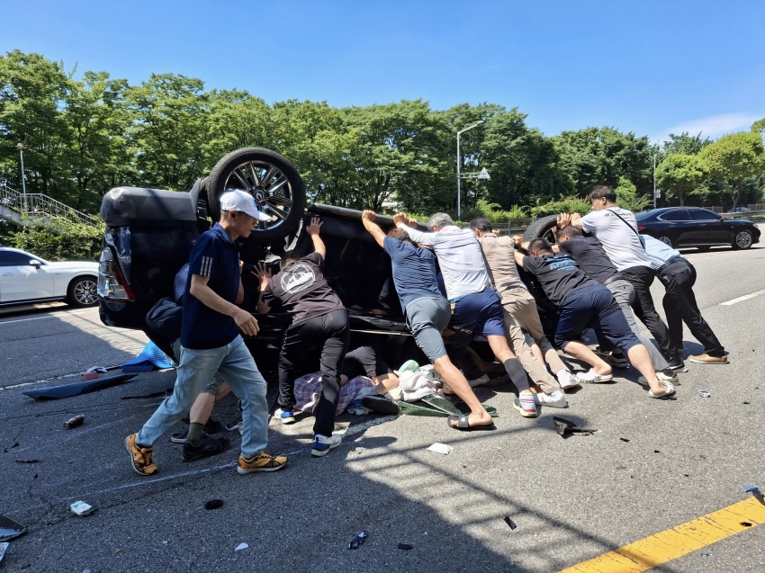 안산시, 차량 전복 사고 일가족 4명 구한 시민 2명에 표창 수여