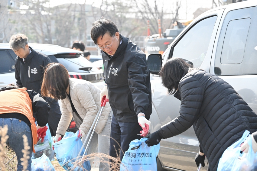 안산시, 봄맞이 '우리동네 새단장' … 코스모스 꽃밭 조성지 대청소