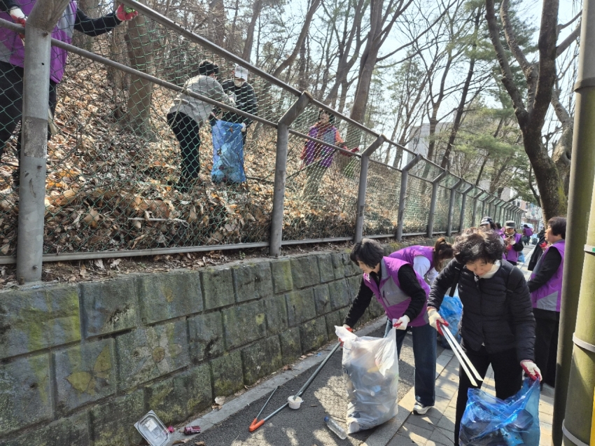 안산시 선부2동 통장협의회, 봄맞이‘클린데이’전개… 임야 인접 도로 집중 정비