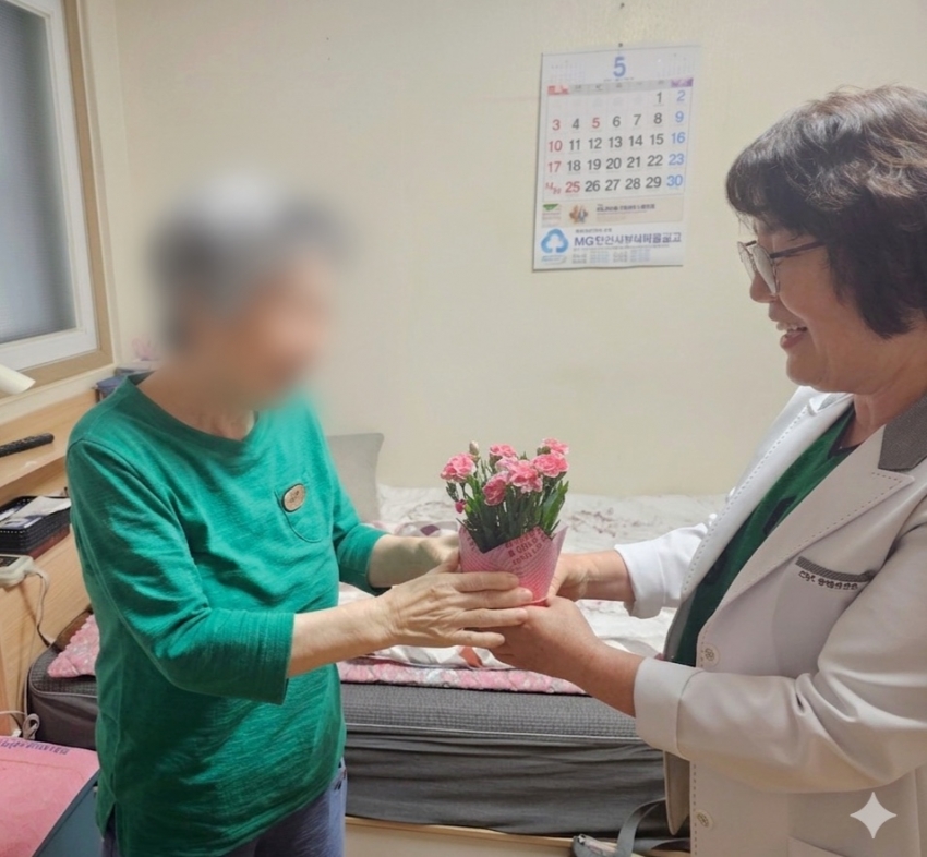 안산시 단원보건소, 어버이날 맞아 독거노인에 카네이션 전달