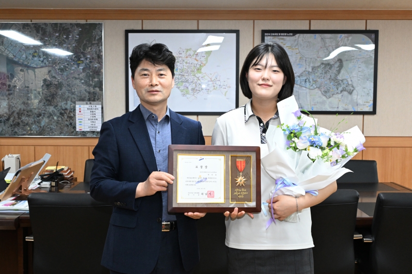 안산시, 의식 잃고 쓰러진 시민 도운 학생에게 이웃사랑 유공 표창 수여
