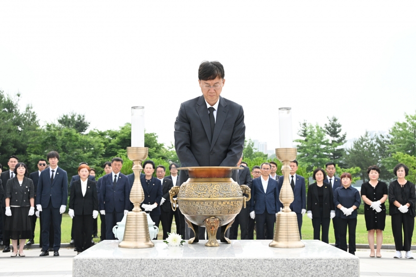 안산시 최초 연임 이민근 시장, 당선인들과 현충탑 참배로 첫 행보
