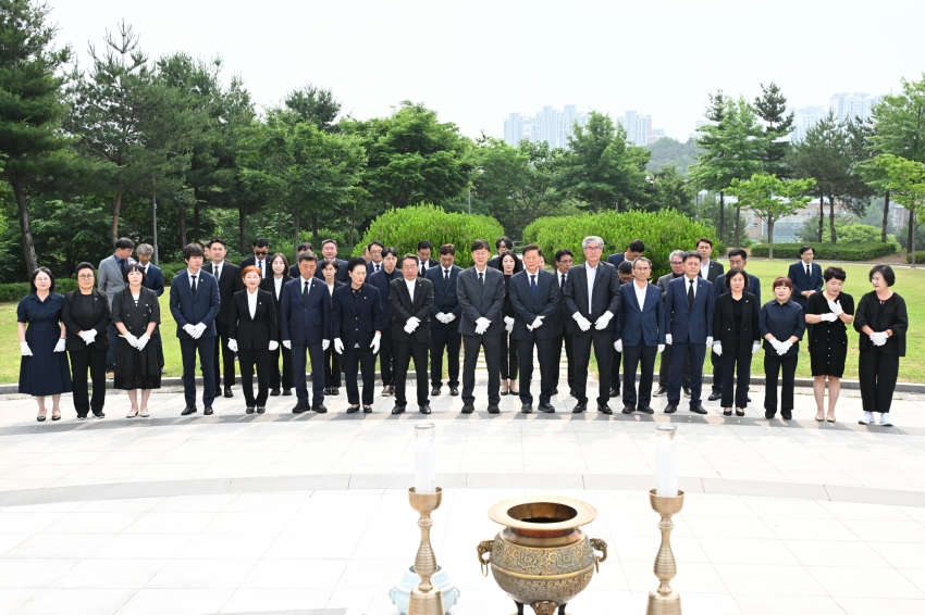안산시 최초 연임 이민근 시장, 당선인들과 현충탑 참배로 첫 행보