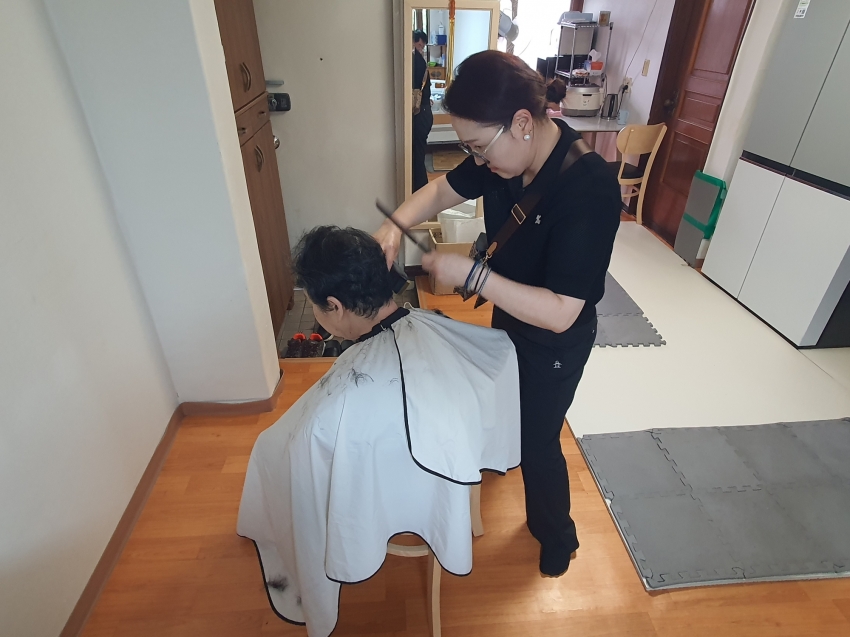 안산시 고잔동 지사협, 손끝으로 전하는 사랑의 이미용 봉사 진행