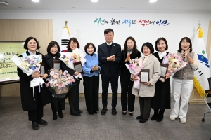 안산시“보육교사 처우개선 지속…”퇴직 교사 5명에 감사패