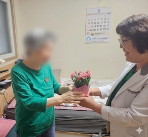 안산시 단원보건소, 어버이날 맞아 독거노인에 카네이션 전달