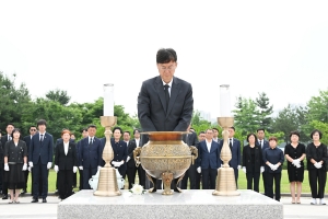 안산시 최초 연임 이민근 시장, 당선인들과 현충탑 참배로 첫 행보